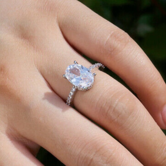 Gorgeous 925 Silver Oval Cut White Sapphire Ring - Picture 2 of 6